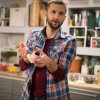 Piotr Kucharski oprawia rybę... kapslem!