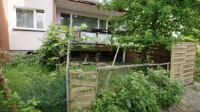 "Polowanie na ogród": w tym ogródku rządzi prowizorka. Z balkonu trzeba... skakać!